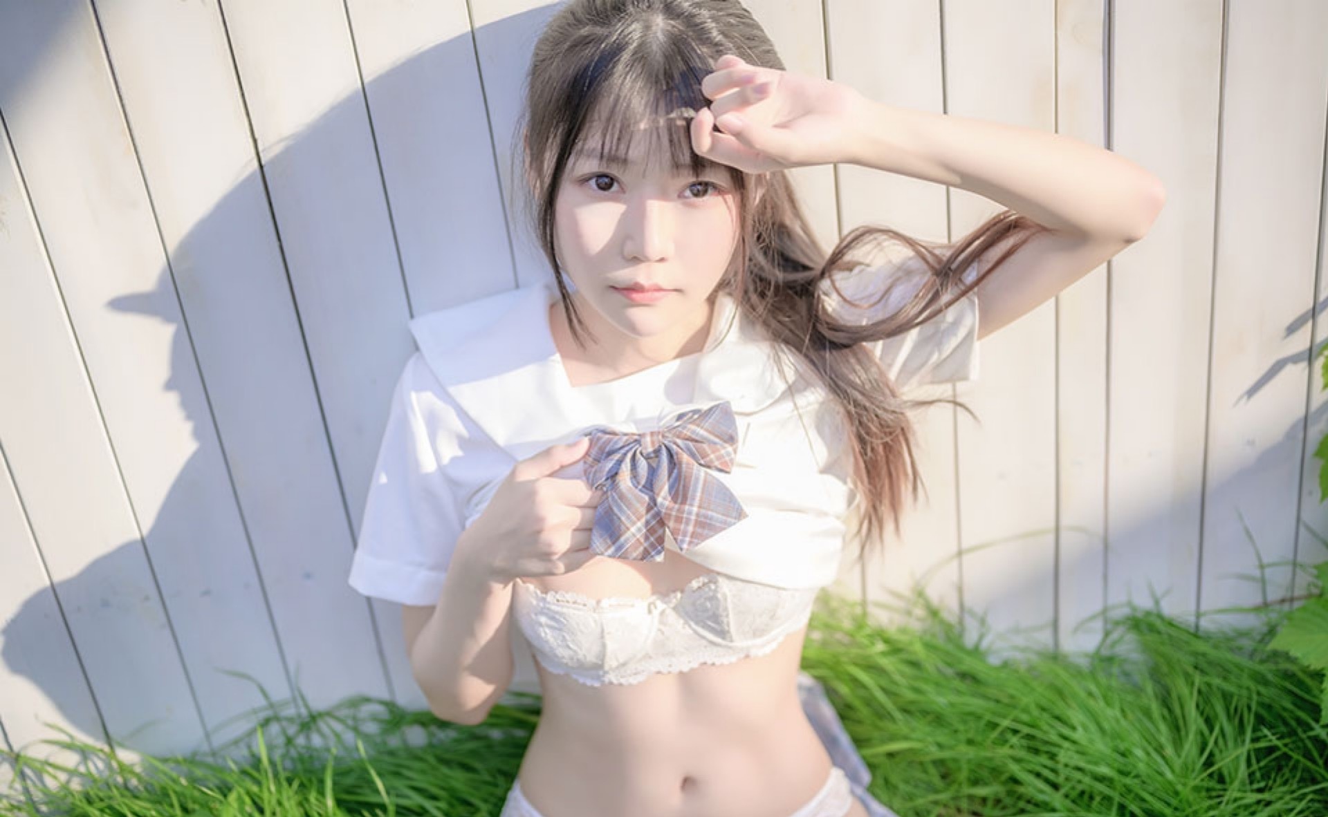 阳光下的白丝女孩写真