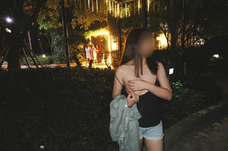 大胆开放的女友旅游期间玩室外露出