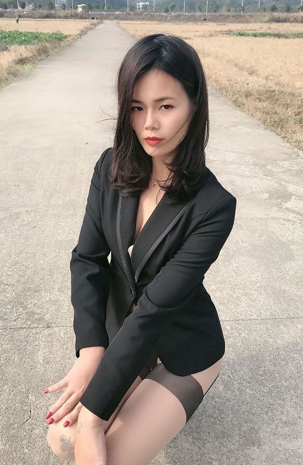 芙蓉不及美人妆,水殿风来珠翠香