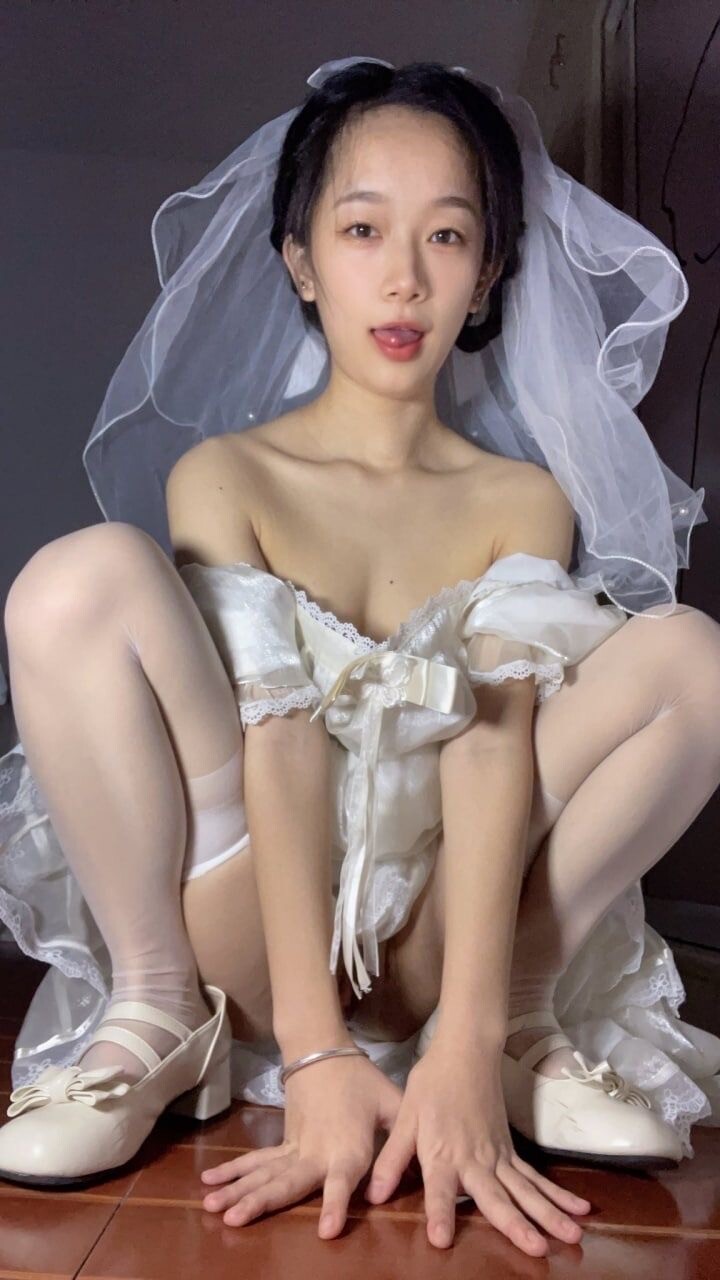 穿着洁白婚纱的清纯反差婊妹儿（二）